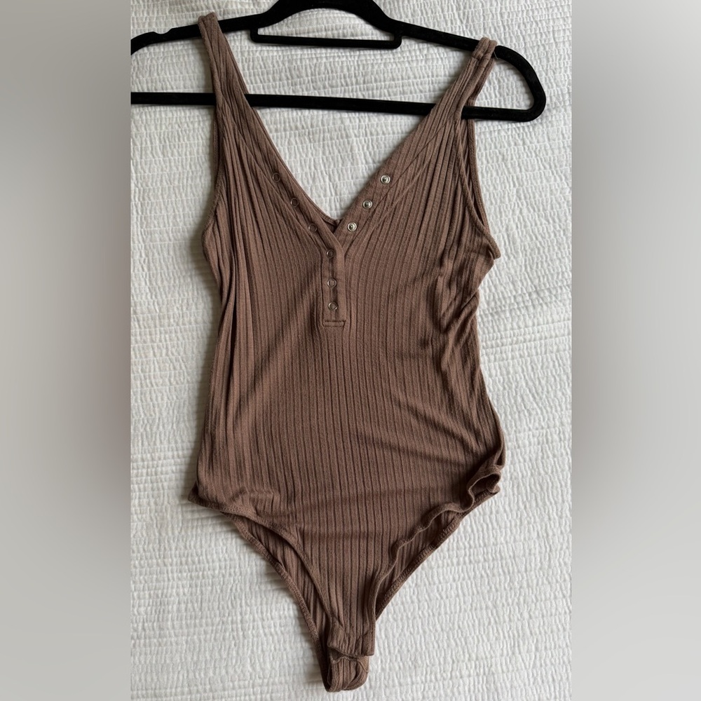 Fashion Nova Ribbed V-Neck Sleeveless Bodysuit in Brown/Mocha - Small